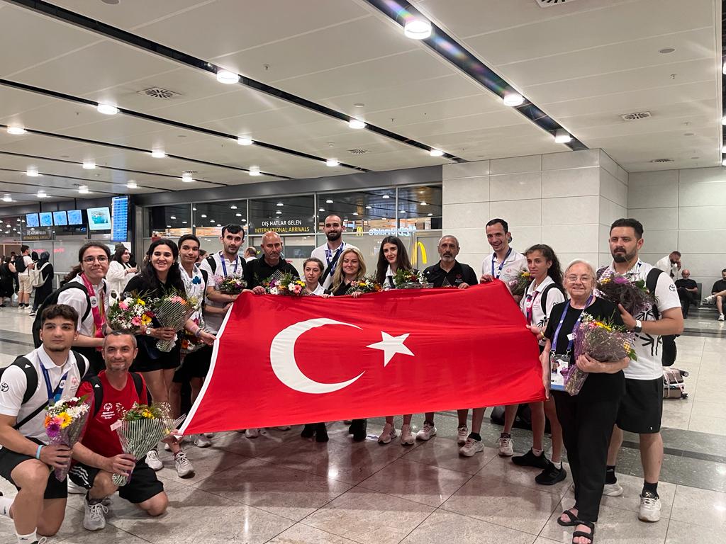 Berlin Dünya Yaz Oyunları'na katılan Özel Olimpiyatlar Türkiye kafilesi yurda döndü
