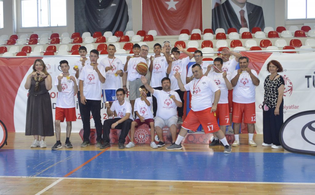Edremit'te Bir Araya Gelen Özel Sporcular, Sporun Birleştirici Gücüyle Bir Kez Daha Kazandı